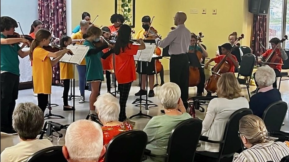 Concerts de Sistema NB pour les personnes âgées à l’occasion de la Journée intergénérationnelle