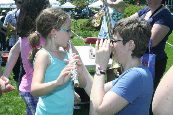 MUSIC, CHILDREN AND SUNSHINE ADD UP TO FESTIVE DAY AT KINGSBRAE